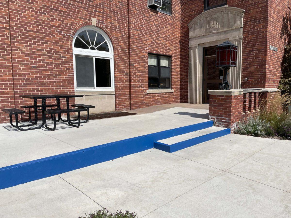 Accessible contrasting lines on pavement leading to Jewett, a Drake University Residence Hall