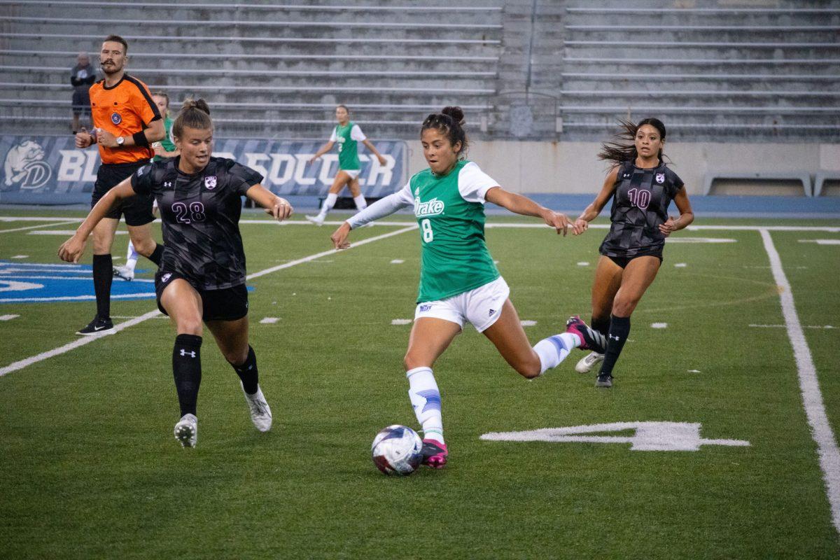 FRESH OFF THEIR SPORTSCENTER-WORTHY PERFORMANCE LAST WEEK, the Drake women’s soccer team played against Southern Illinois University with mental health advocacy in mind. Drake beat SIU 2-1. PHOTO by Sarah fey | Staff Photographer