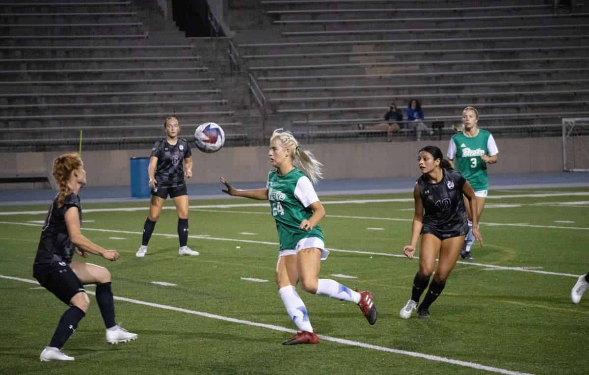 SINCE THEIR WIN AGAINST VALPARAISO on Oct. 8, the Drake women’s soccer team has secured four more consecutive wins. As it stands, the team ranks first in their conference and is set to compete for a championship. Photo by Sarah Fey | Staff photographer
