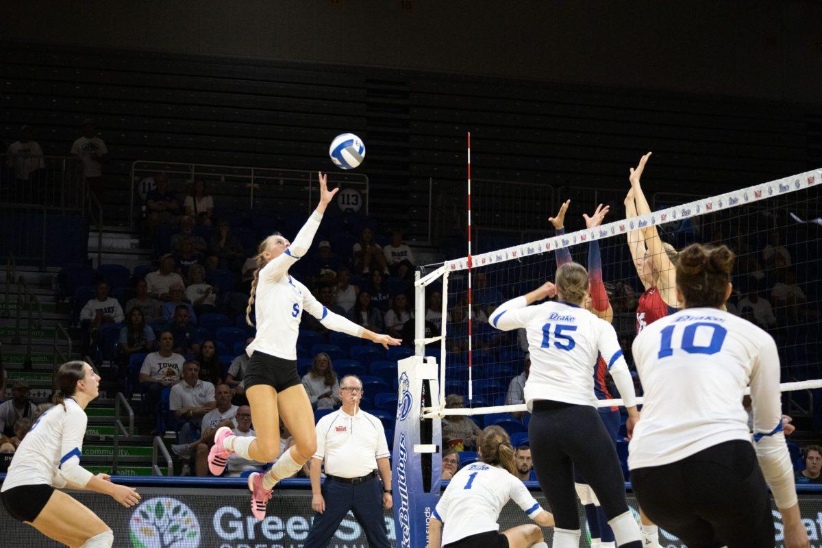 THE women’s volleyball team secured their first home win and loss of the season recently. PHOTO BY Sarah Fey | Staff Photographer 