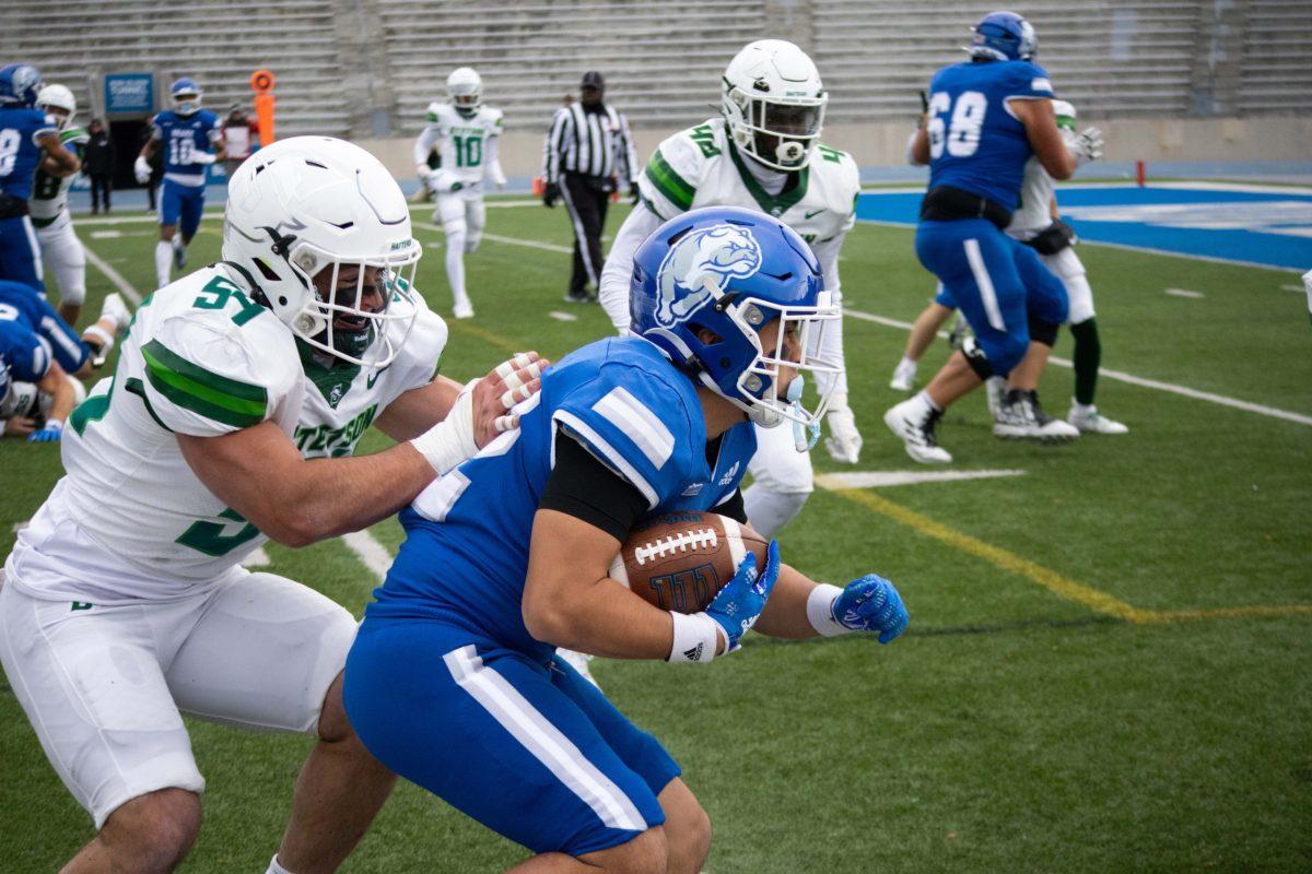 THE DRAKE FOOTBALL TEAM defeated Stetson with flying colors, putting up 33 points against Stetson. This win pushed Drake’s ongoing win streak to five total games, their first such run in conference play since 2012. PHOTO BY Sarah Fey | staff photographer