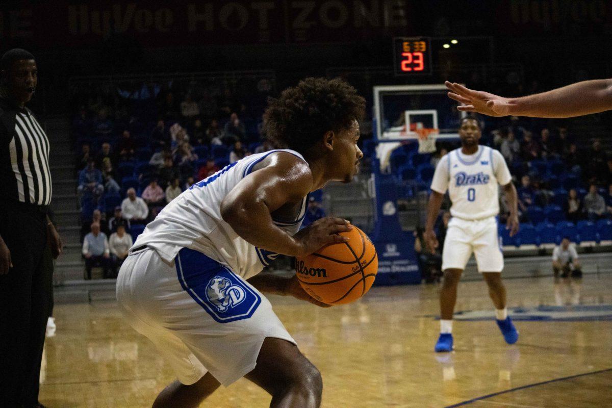 ATIN WRIGHT, a Drake men’s basketball newcomer this offseason, shined in the season opener with 15 points in 31 minutes. PHOTO BY Sarah Fey | staff photographer