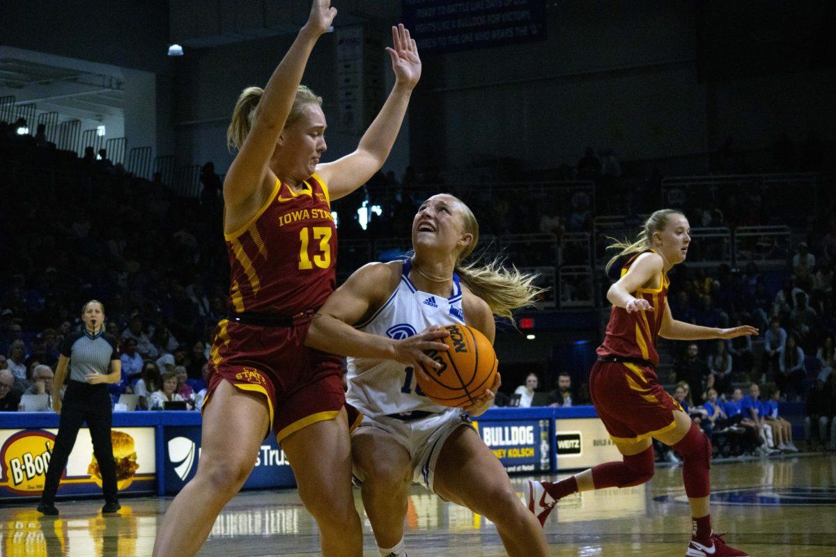 THE DRAKE WOMEN’S BASKETBALL TEAM is now 3-0 after an 85-73 win over the Iowa State Cyclones. In the huge win, Drake shot 44.8% from the field, 42.9% from 3-point range, and 77.8% from the free throw line. PHOTO BY Sarah Fey | staff photographer