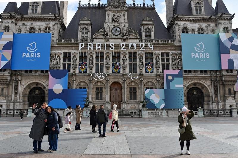 A building decorated for the 2024 Paris Olympics