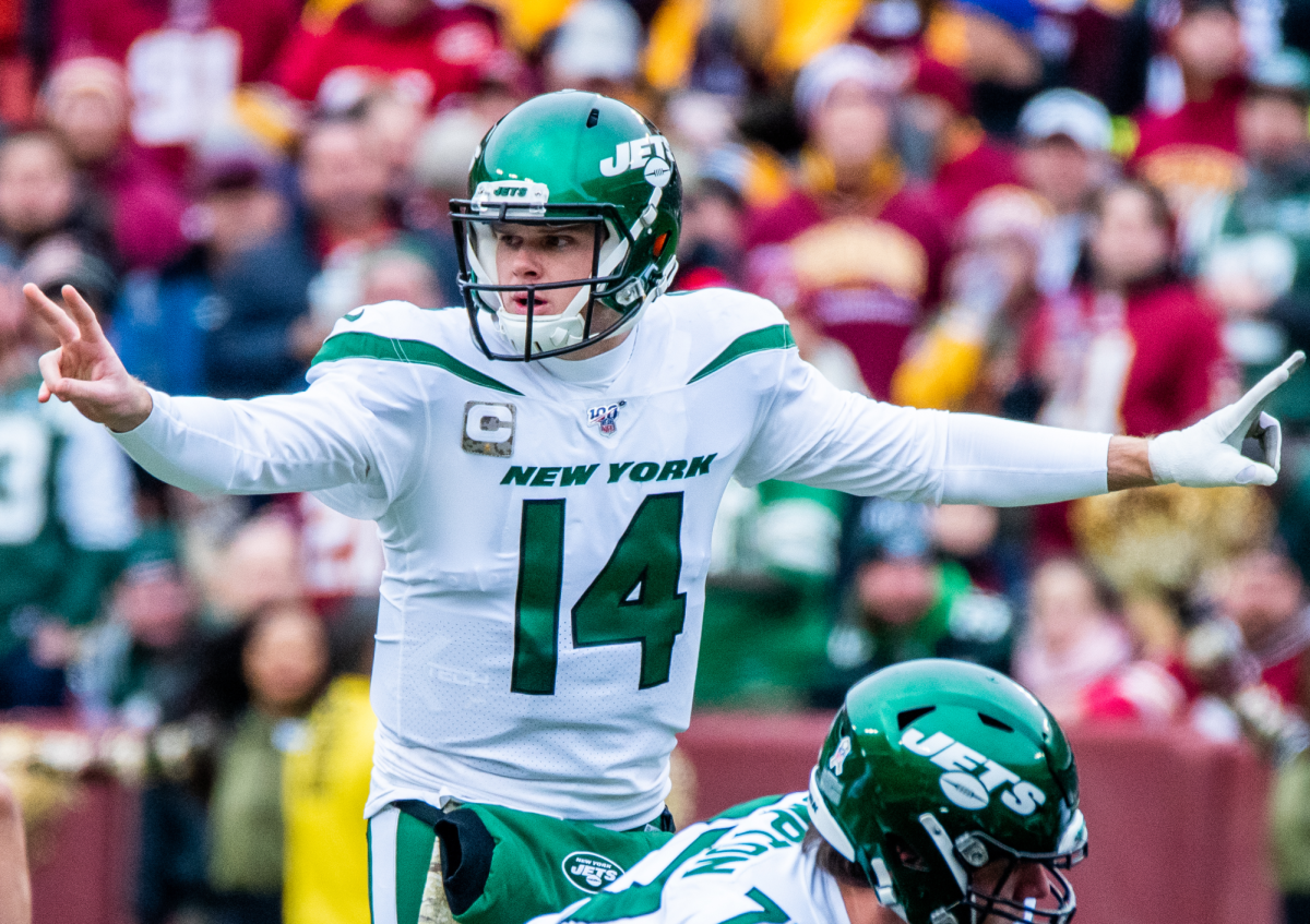 Sam Darnold calls the shots in the middle of a Jets game against the Washington Commanders on Nov. 17, 2019. Photo courtesy of Wikimedia