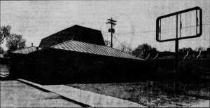 A Pizza Hut once occupied the building known to most current Drake students as the former location of Jethro’s BBQ. The Pizza Hut closed in 1997. Photo courtesy of the Des Moines Register.